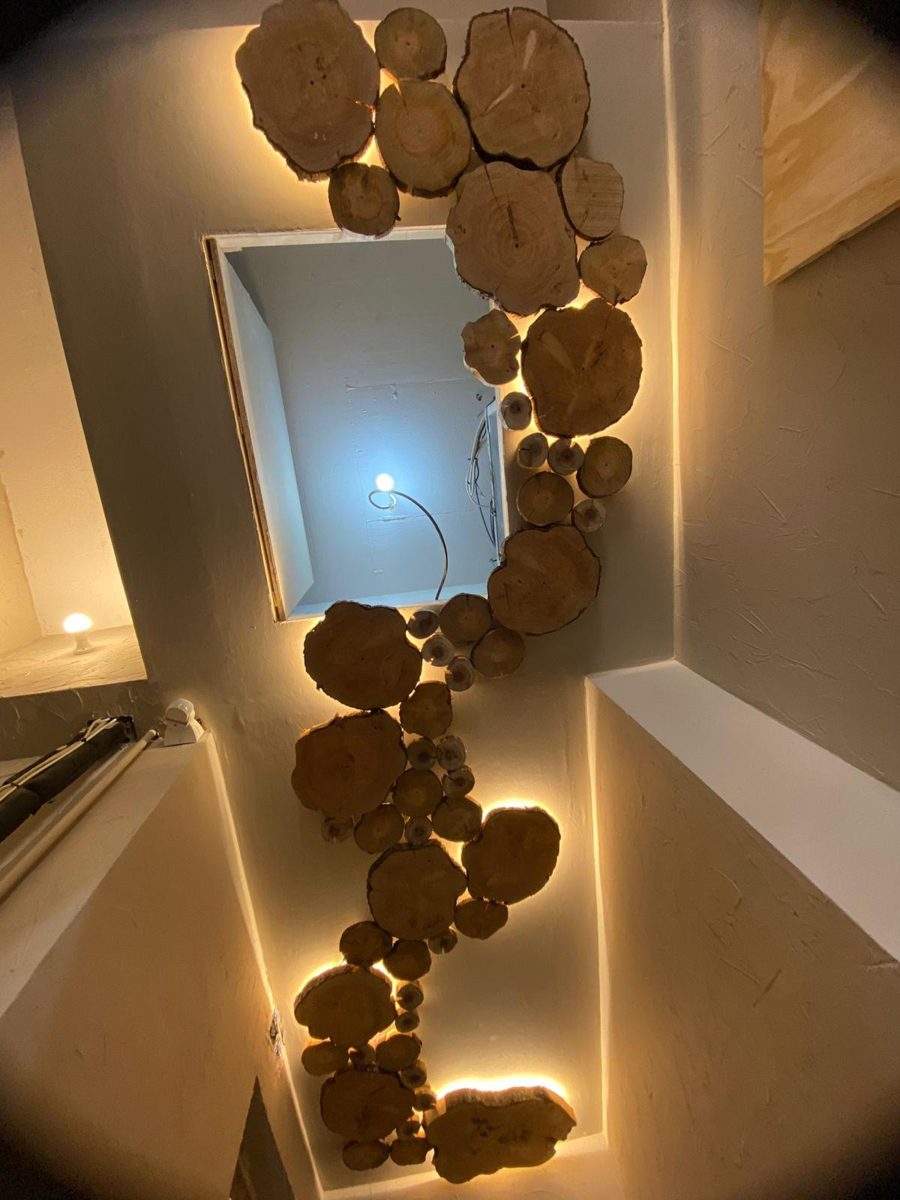 Pormenor do teto em madeira com iluminação