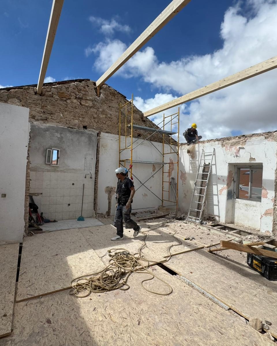 Montagem da nova cobertura, com a casa a céu aberto